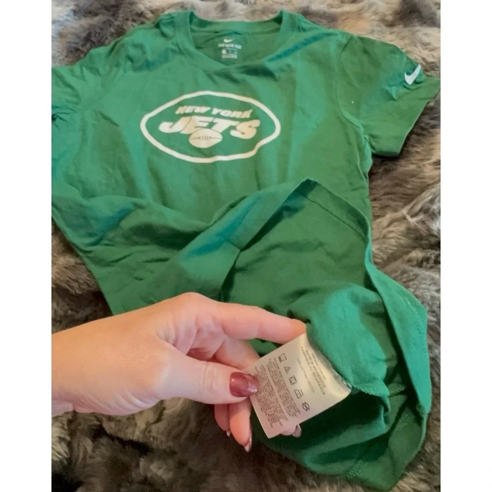 NWOT women's SIZE small green and white NIKE NEW YORK JETS t-shirt.